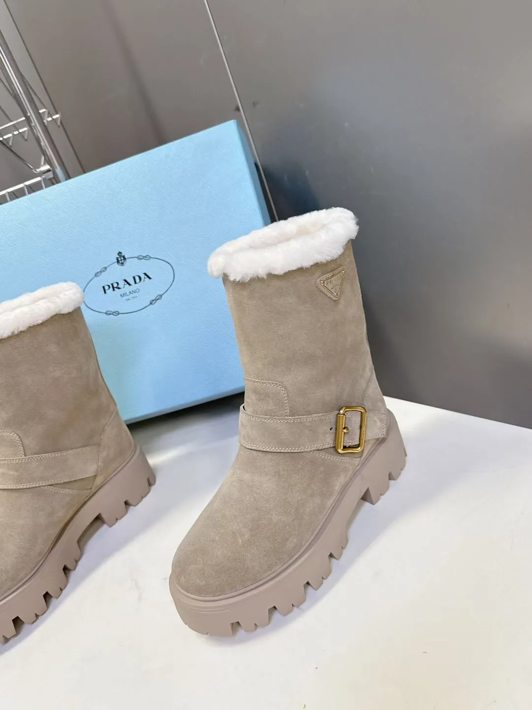 👟👟Ex-factory price 660👟👟 PRADA Prada's latest fall and winter triangular logo slip-on furry boots. There are many celebrities and Internet celebrities. A series that cannot be bought in winter. It is definitely this year's big hit. It is very good-looking. Simple upper design. Highly brand-recognizable triangle logo embellishment. Full of details. The upper foot is large and slim, and the legs are slim. This piece is just right. The outsole height is 5CM, which can instantly increase your height. It is a perfect tool for heightening. The whole series uses a variety of imported materials: polished and waxed calf leather, high mercerized cow suede, real wool lining, super warm, original combined rubber foam outsole, light and comfortable, Size: 35-41 (40 41 customized, non-refundable) 3044